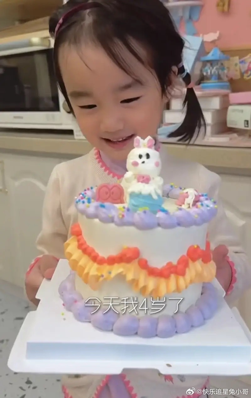 李亚鹏陪女儿过4岁生日，海哈金喜对他的称呼有爱，夏夏是左撇子 