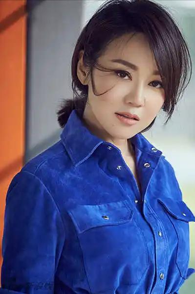 演员，闫妮说，女儿邹元元，经常来看我，聊天，但每到夜晚，不愿意在我这里睡觉，总是