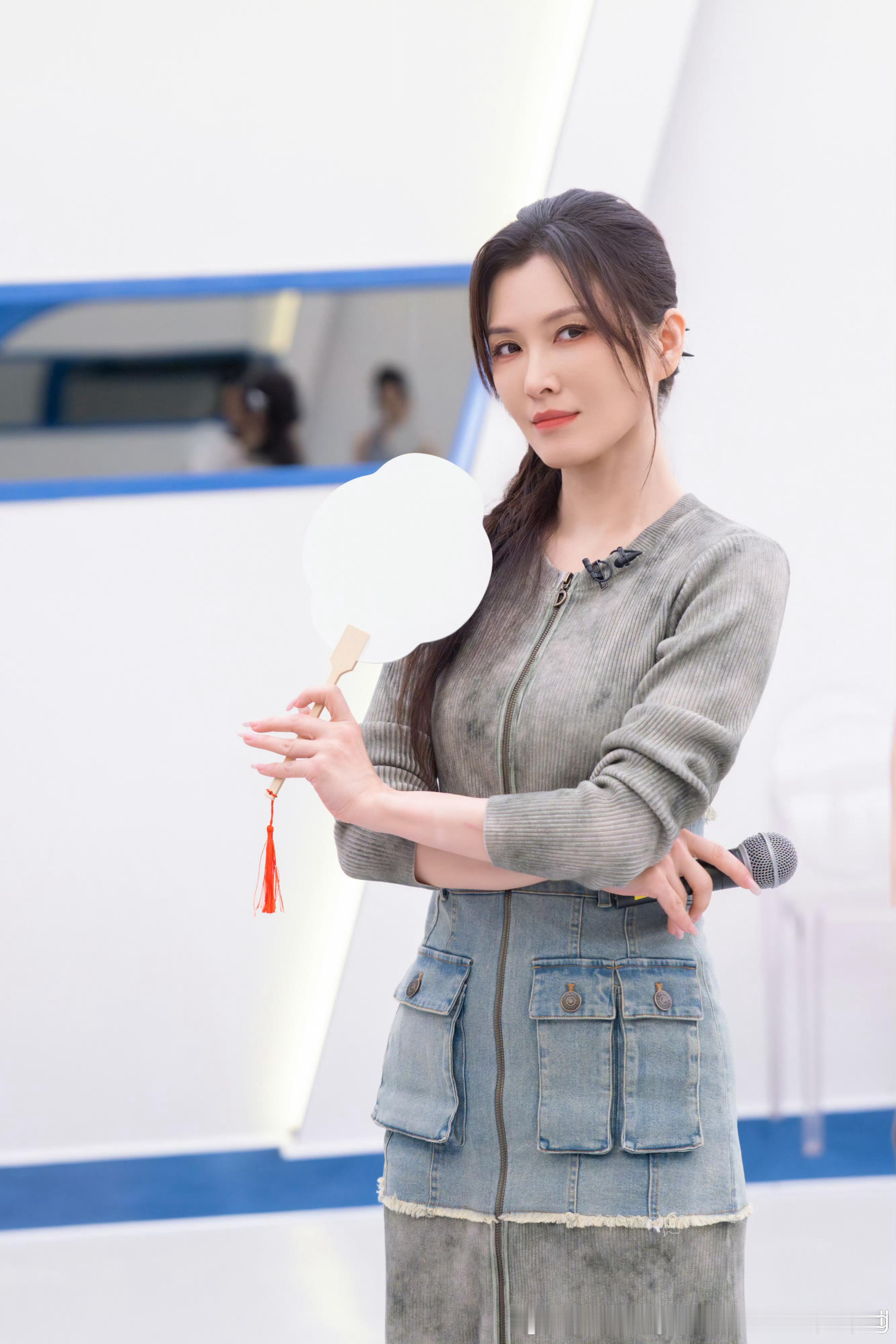 ？？？？？？？？？？？？？？？？？就是說到時候這個徐潔兒穿著旗袍 ⋯⋯ 就這個眼