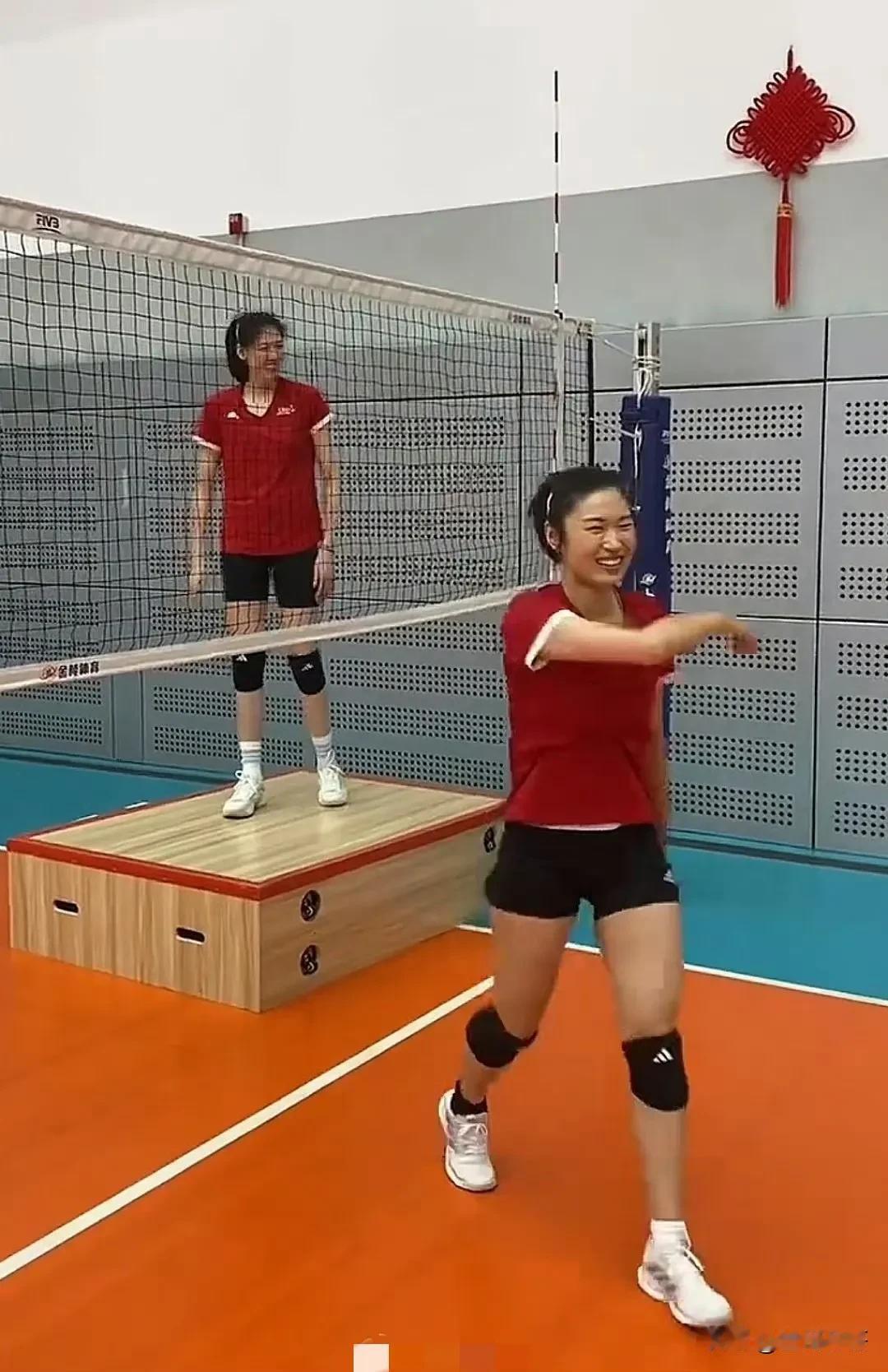 李盈莹归队，参与有球训练。估计要打总决赛，此乃真是个好消息，我们又能看到英姿飒爽