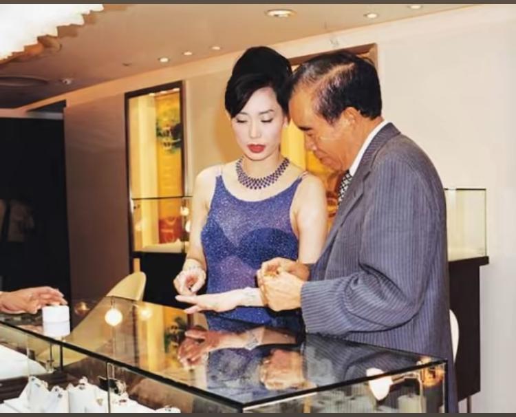 为邝美云挑选饰品的郑裕彤