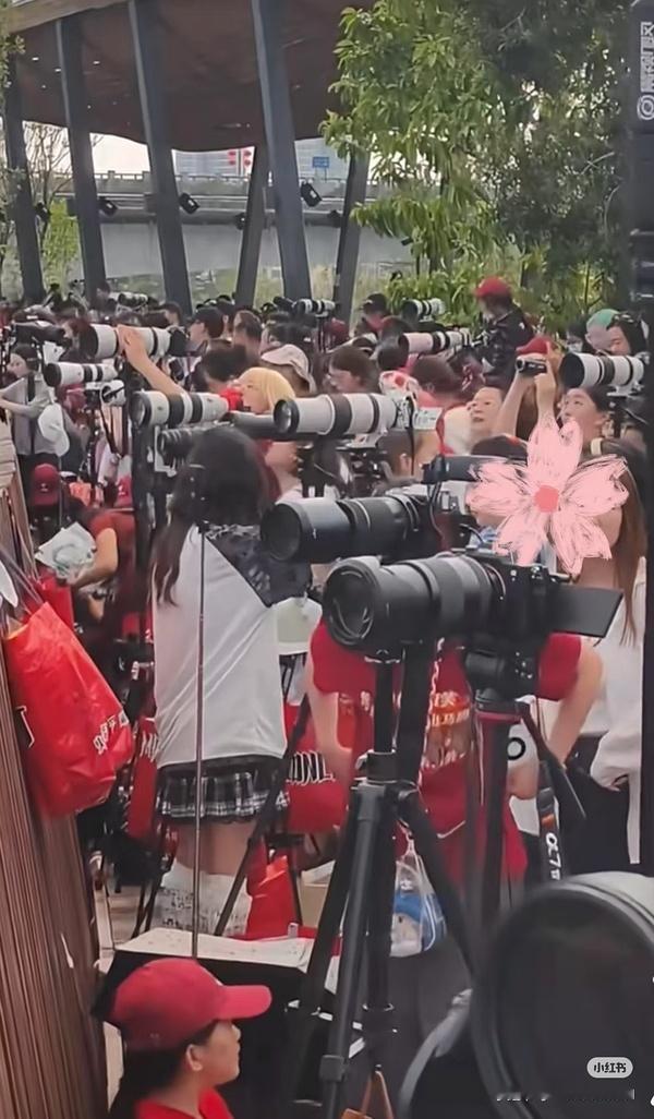 华晨宇粉丝这炮阵图也太壮观了，一站演唱会带动几十万人，人均有钱有闲，活跃度高产出