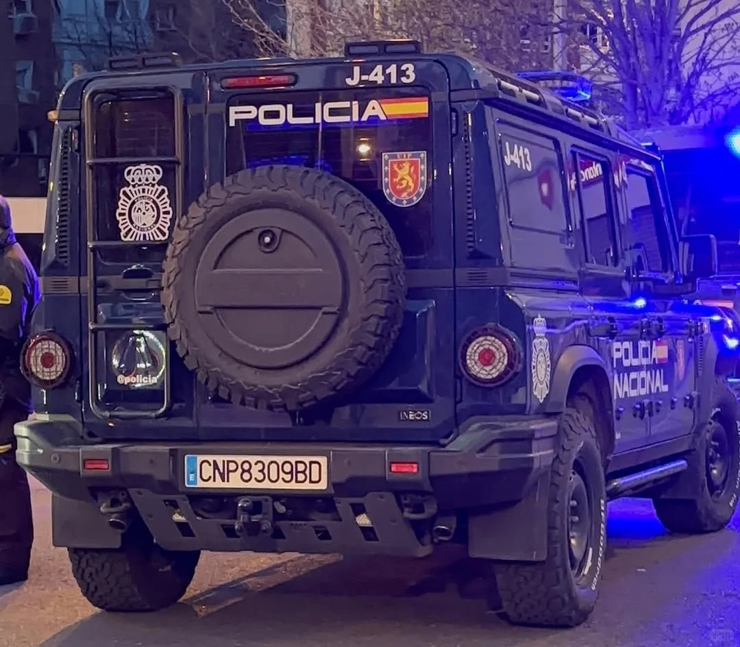 特殊车辆 特殊用途的英力仕掷弹兵，这车定位非常像丰田的LC7，同属工具车，如果觉