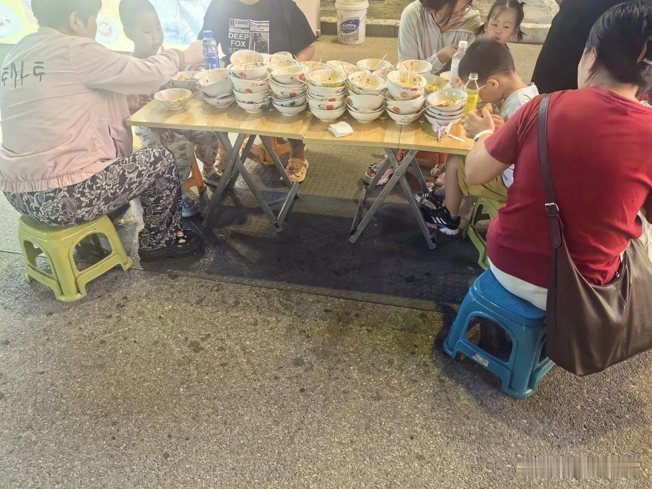 晋中人爱吃柳林碗托，好多摊子都是摆了空碗来吸引五多顾客的，效果怎么样你就说嘛！