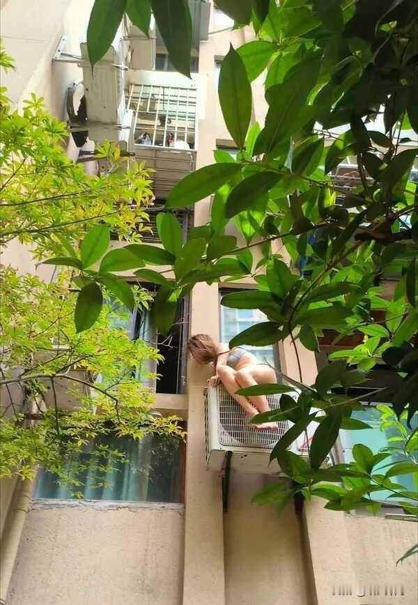太狠了，专业登高师傅，应该是维修空调