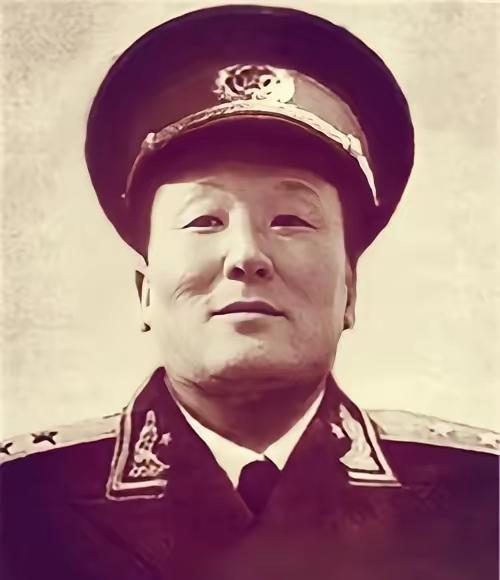 谁是西藏和平解放大功臣？
藏族开国中将，旧西藏地方政府昌都总管、手握藏军重兵指挥