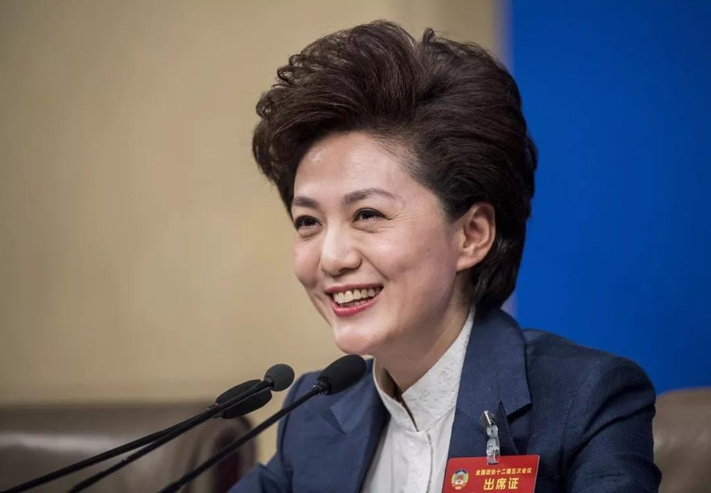 海霞发言时，声音哽咽：“我没什么本事，多谢家乡信任我这个‘笨闺女’，我想尽自己所