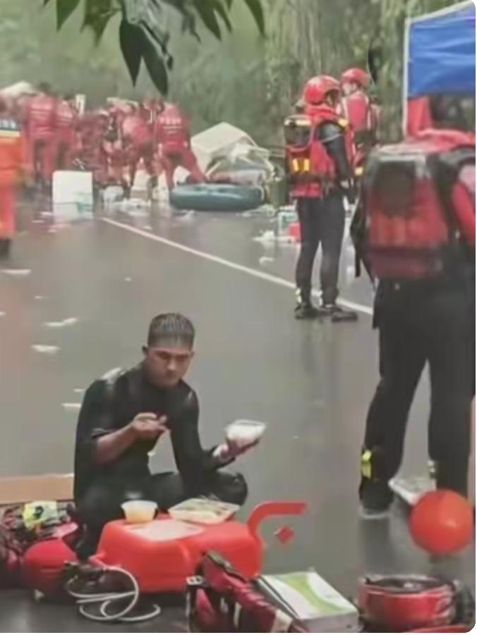 广西贵港“雨水泡饭消防员”找到了：95年后，退伍军人，参加过湛江9·6台风摩羯、