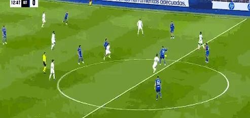 毁掉皇马争冠路的，是一脚平庸的单刀。
 
13分钟维尼修斯单刀直入。面对索里亚，