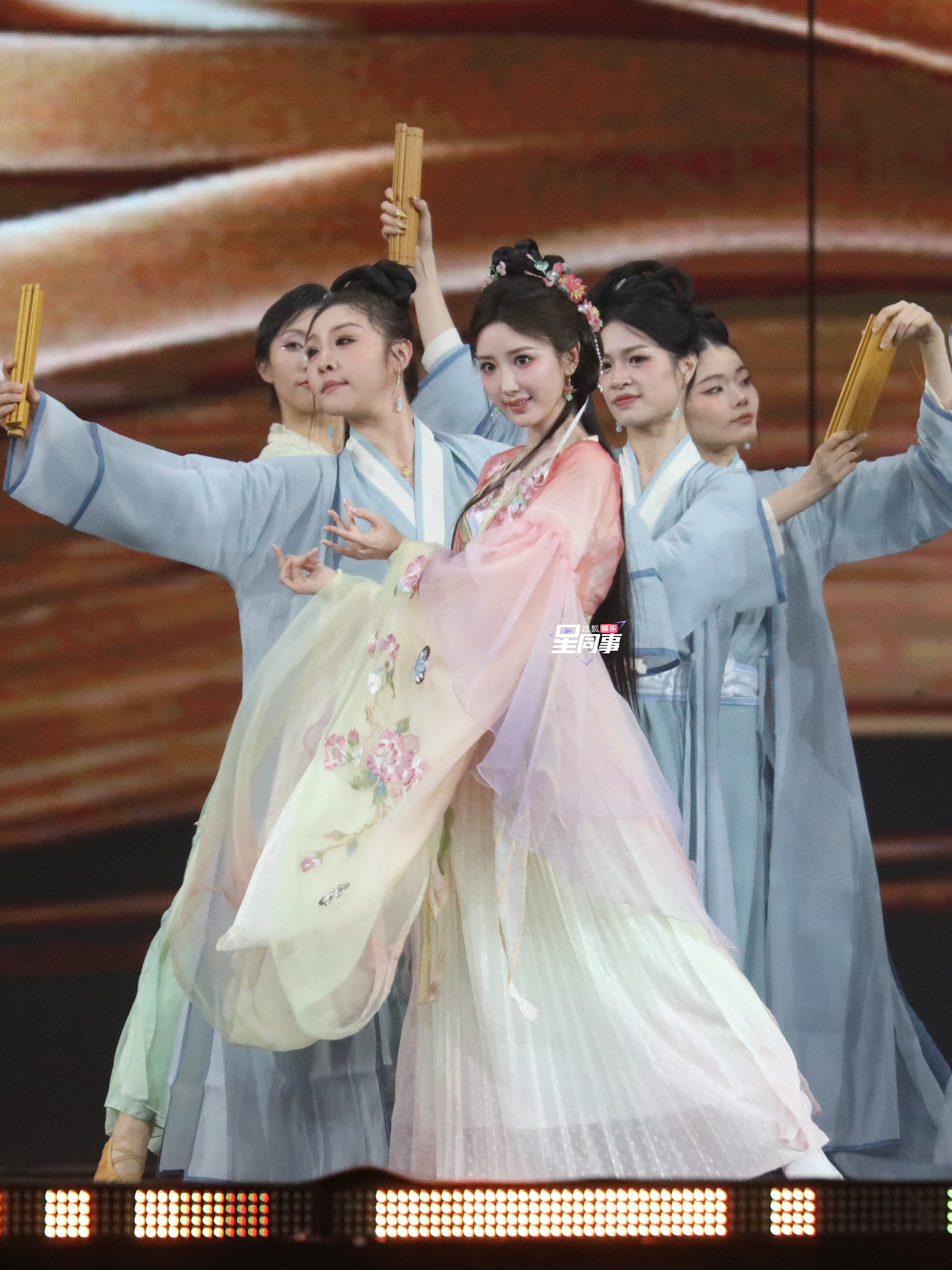 毛晓彤张慧雯张予曦奇妙夜舞台美女旁边还是美女，毛晓彤张慧雯张予曦唱跳舞台对我眼睛