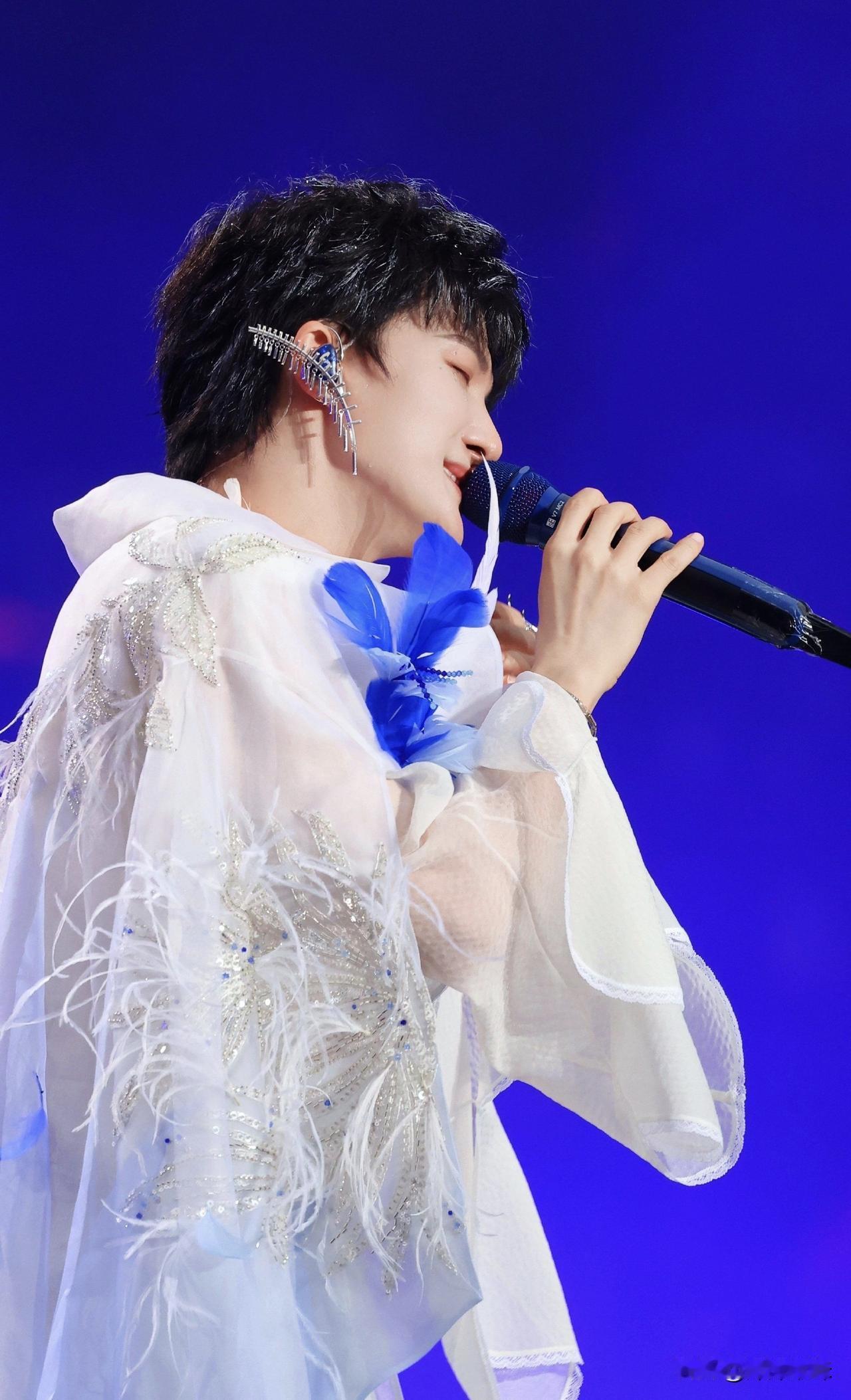 周深闭眼杀，这得要迷亖多少生米[爱慕]周深 @周深