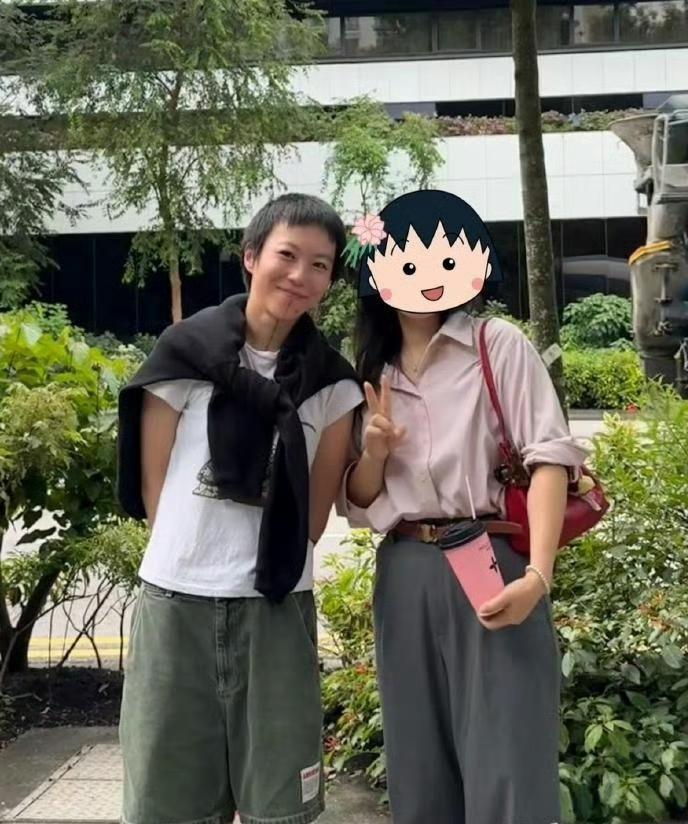 有网友在新加坡偶遇窦靖童，
她真的好朴素好接地气啊，
果然妈妈好孩子就差不到哪里