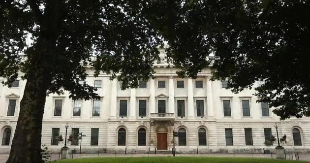 中国外交部发言人林剑表明，如果英国政府不批准中国在英国新建大使馆，中国将坚决维护