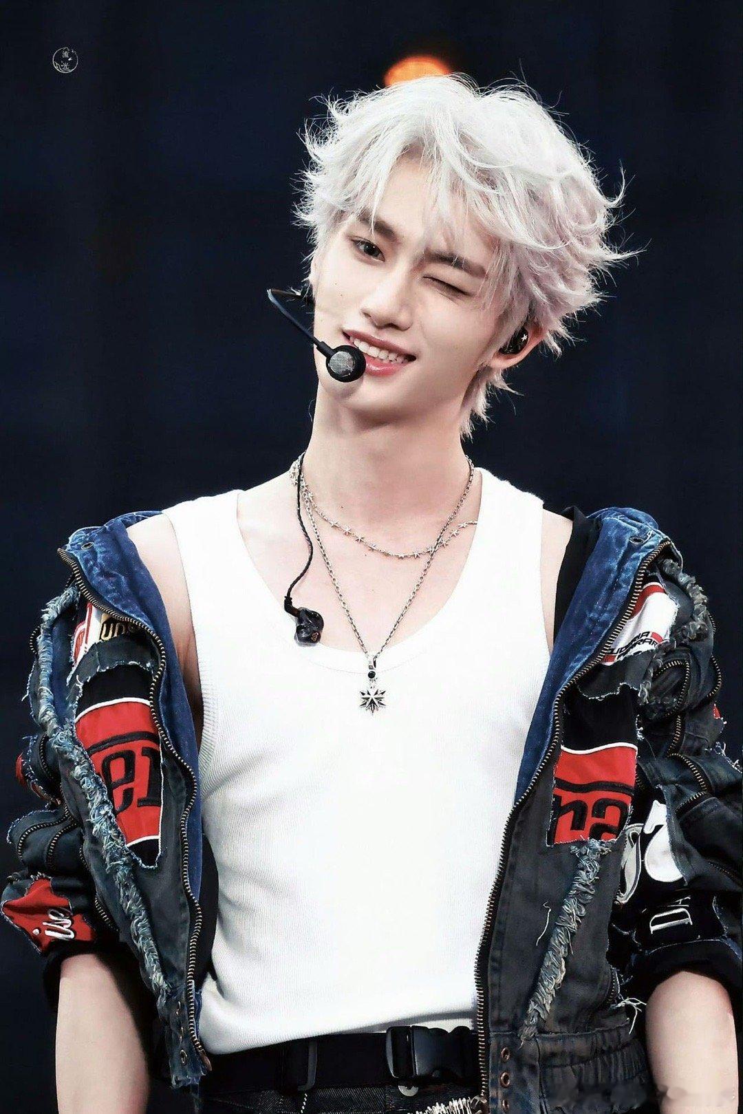 时代少年团老式小孩 出外务啥都想揣回家，春晚后台咕卡带不走时一脸诧异，像极了想把