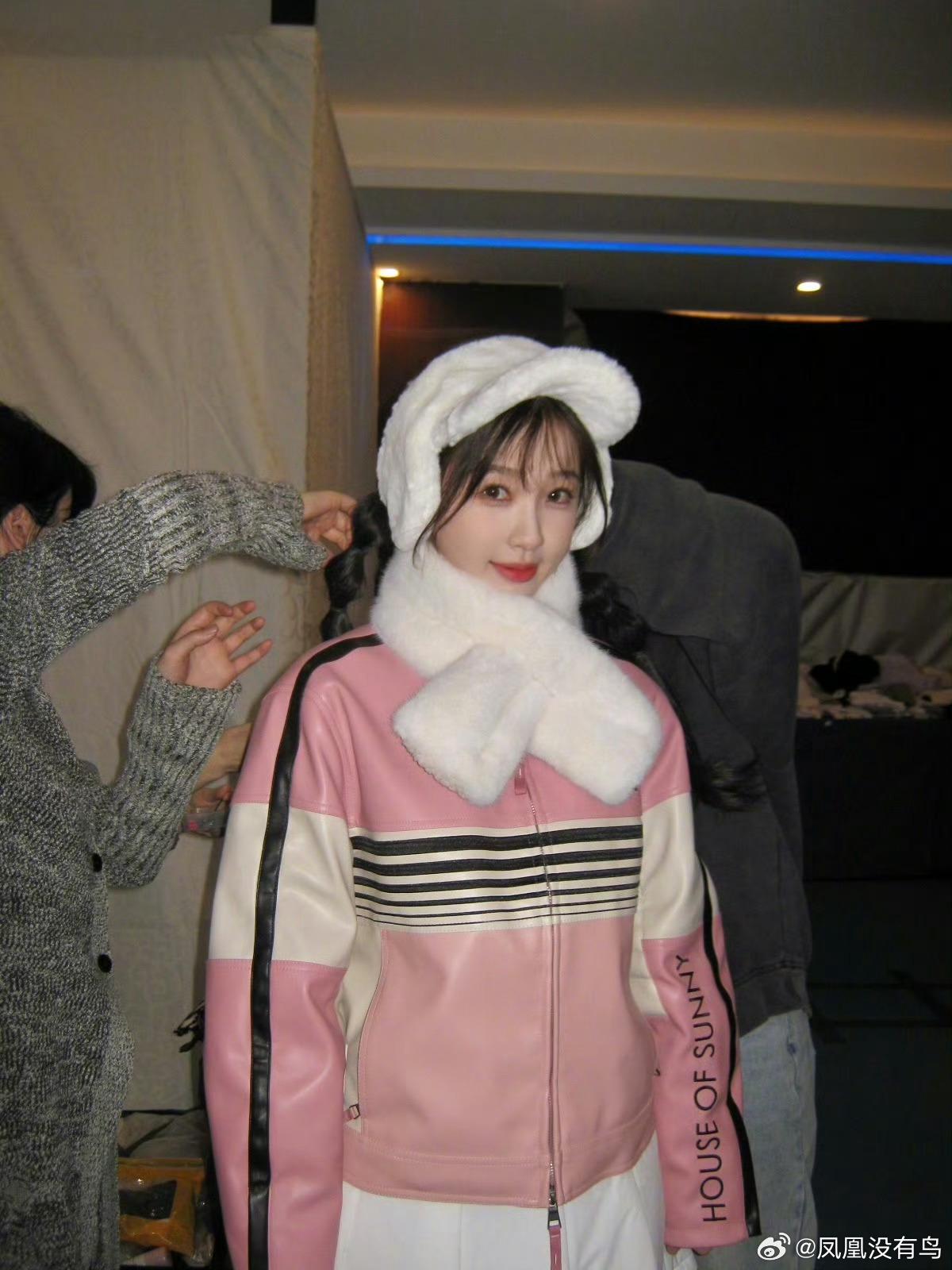 今天是国王在冬眠播出一周年唉舒心上线发了卫枝的物料