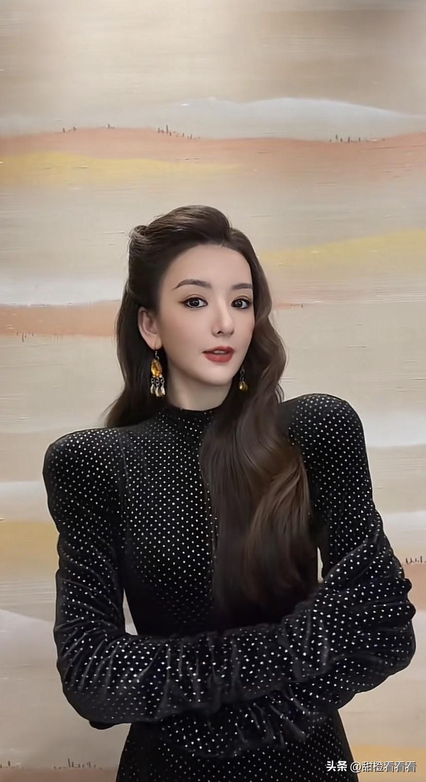 方媛晒出自己工作照，这是一组新拍的杂志照，御姐风的造型，大波浪发型，宽肩亮点连衣