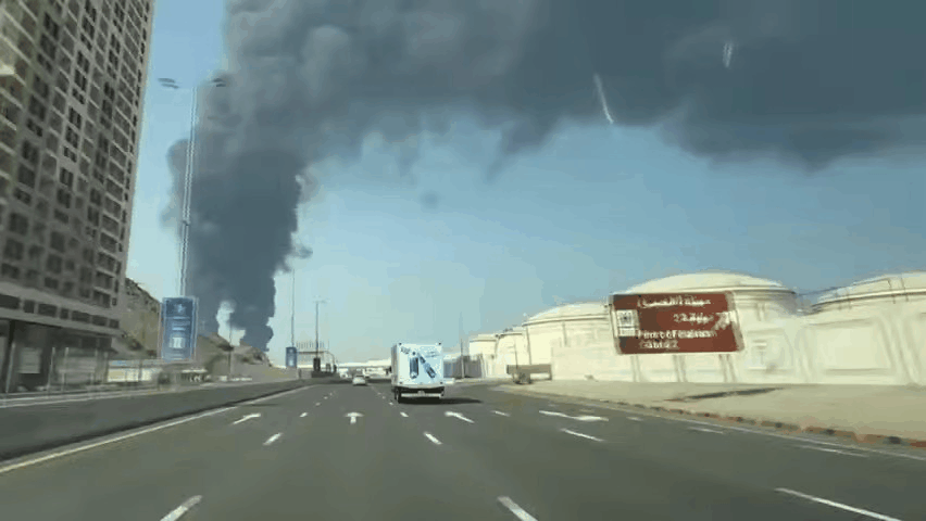 🇦🇪今晨阿联酋富查伊拉石油码头遭无人机袭击后现场的画面。富查伊拉港的石油装载