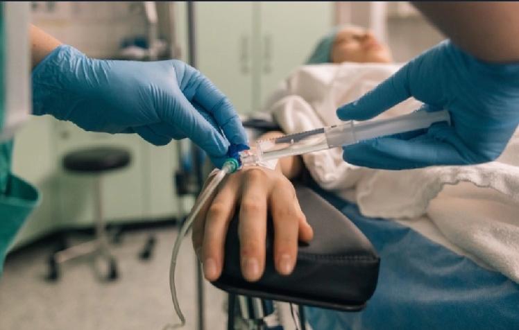 日本东京一名46岁的整形外科诊所所长竹泽章一，因利用职务之便对麻醉中的病人及诊所