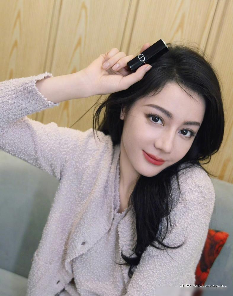 中东的防空警报逼停了漫天航班，迪拜机场延误大屏疯狂闪烁红灯。顶流女星独自滞留在炮