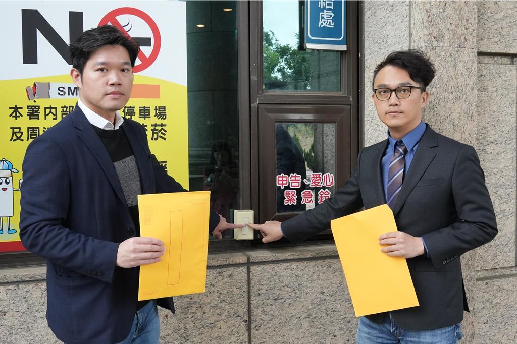 9日，立委徐欣莹办公室代表发言人徐维远（左）与承理法律事务所的练鸿庆律师（右）共