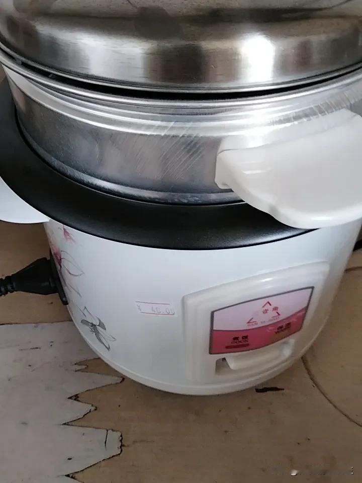 昨天我到鑫豪超市花48元买了一个小电饭煲，因为自己长期一个人吃饭，用大电饭煲不合