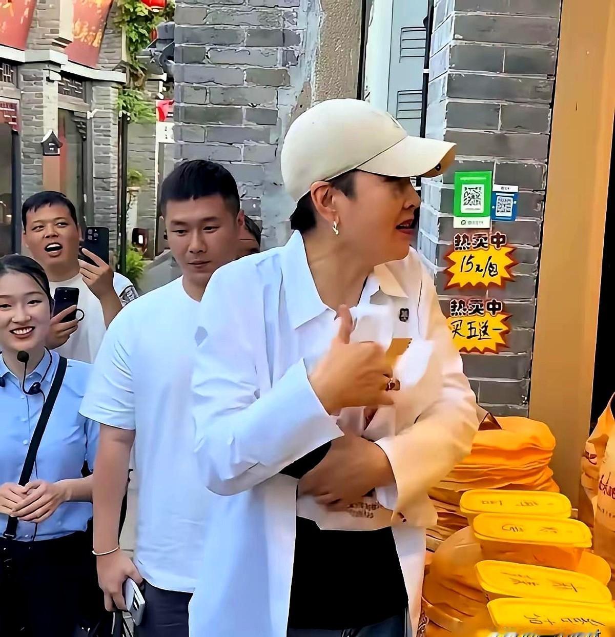 老板一句客套话，她当场扭头就走，全场尴尬。这姐到底是谁？

有人扒出是蒋欣。说她