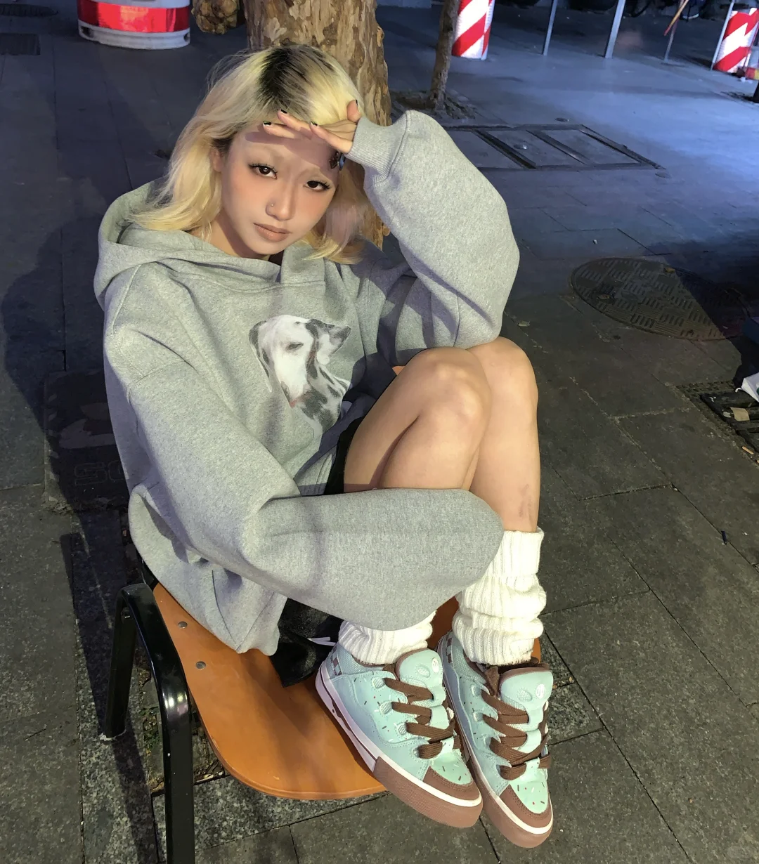 穿灰色出门 弯腰系鞋带被别人当成雪纳瑞牵走了