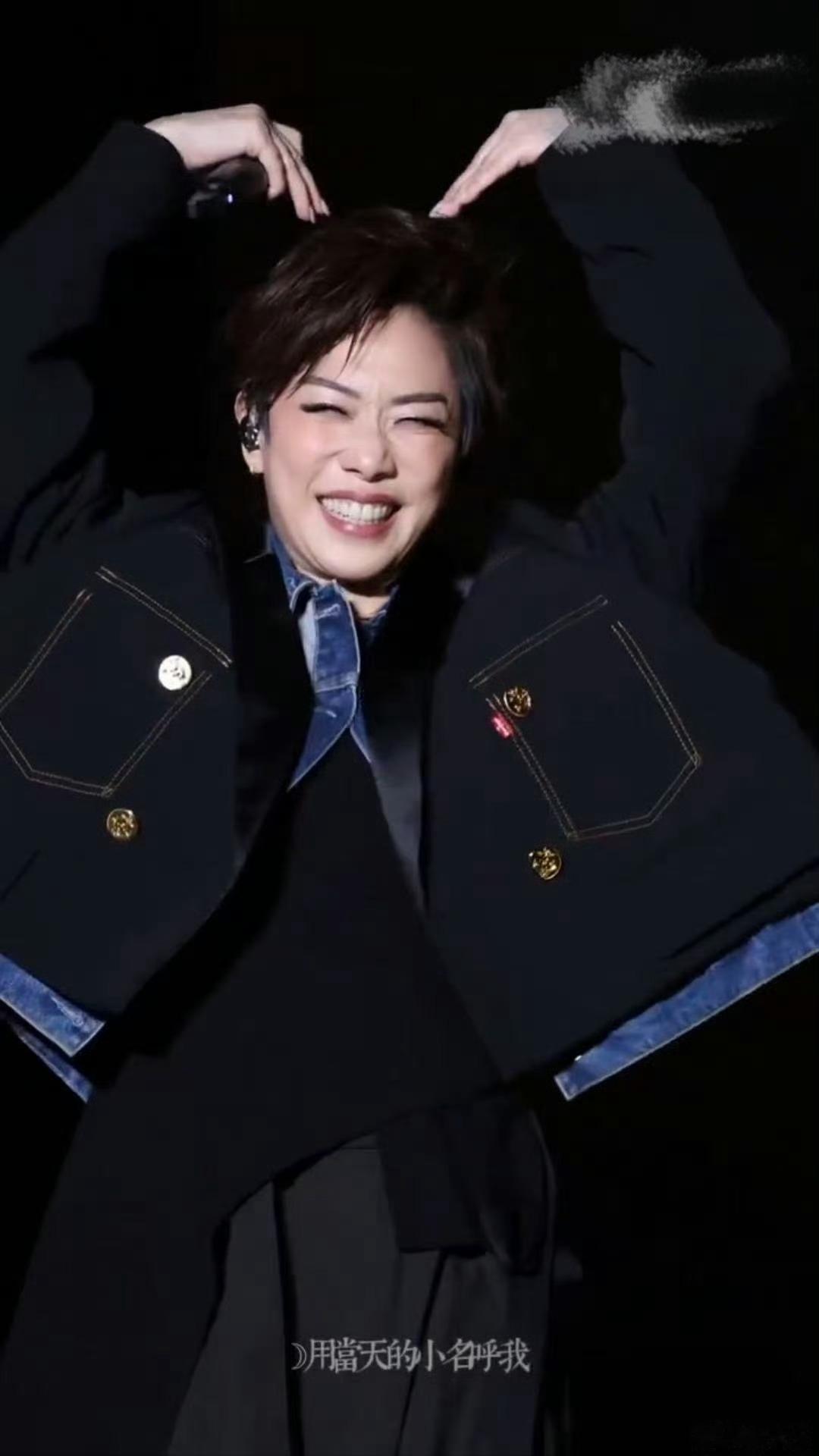 林忆莲舞台上的可爱动作林忆莲的舞台就像开盲盒，处处是惊喜。一会儿模仿可爱卡通，一