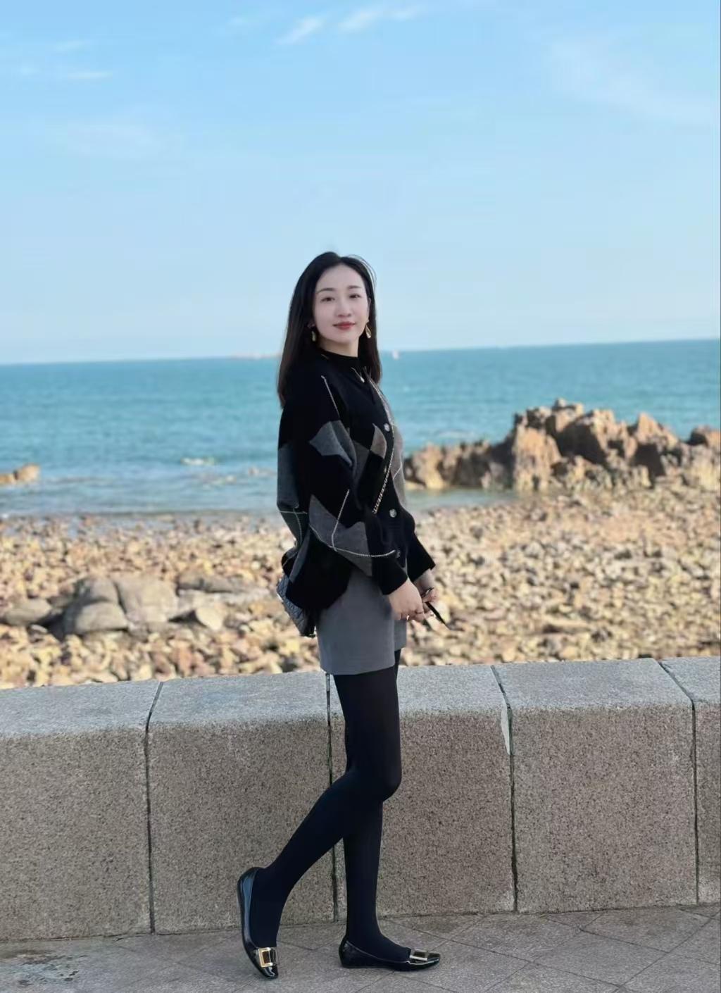 秋日的海边，
天空澄澈，
白云悠悠。
我穿着黑色丝袜与平底鞋，
在岸边拍照留念。