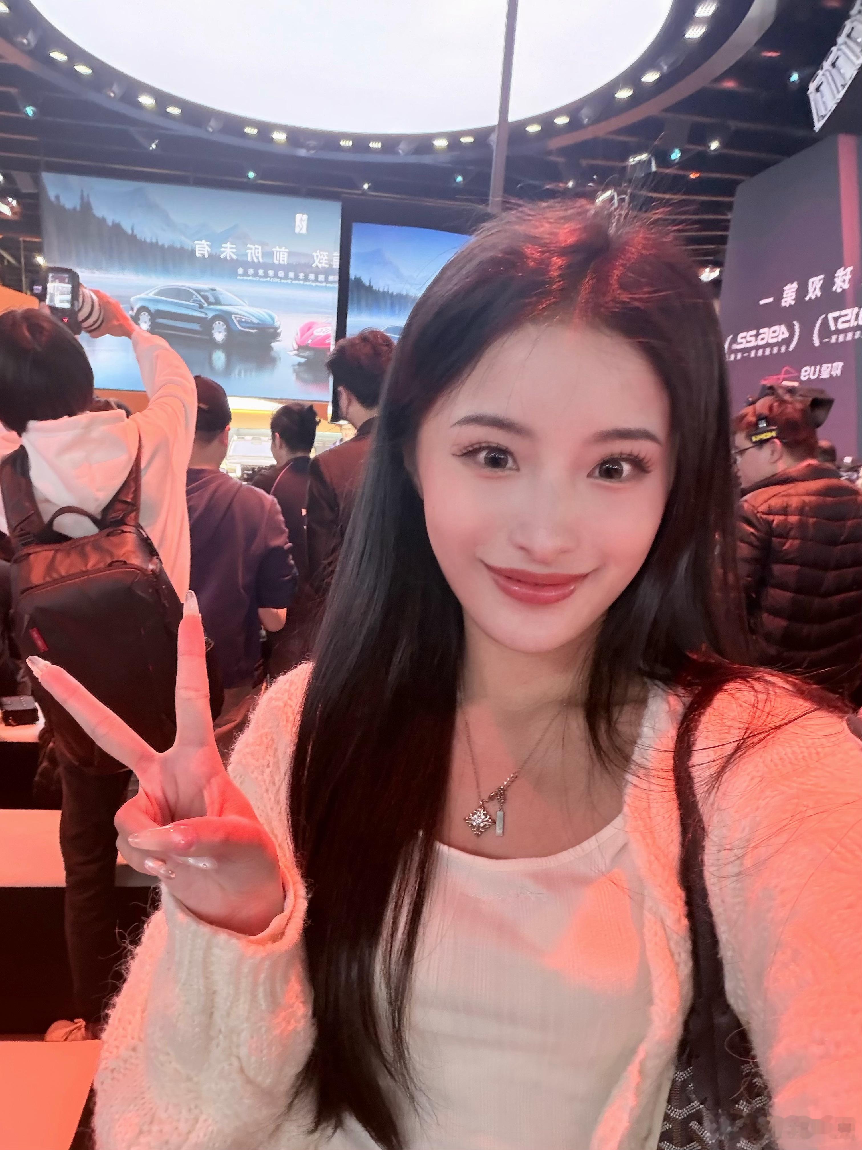 来仰望展台看乐乐 啦！ 胡总说“世界冠军，回了国也要参加全运会”哈哈哈！U9X也