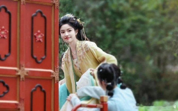 徐若晗从新浪娱乐认识谢娜杨幂徐若晗的星途真是闪闪发光呀，谢娜和杨幂也是圈内的大姐