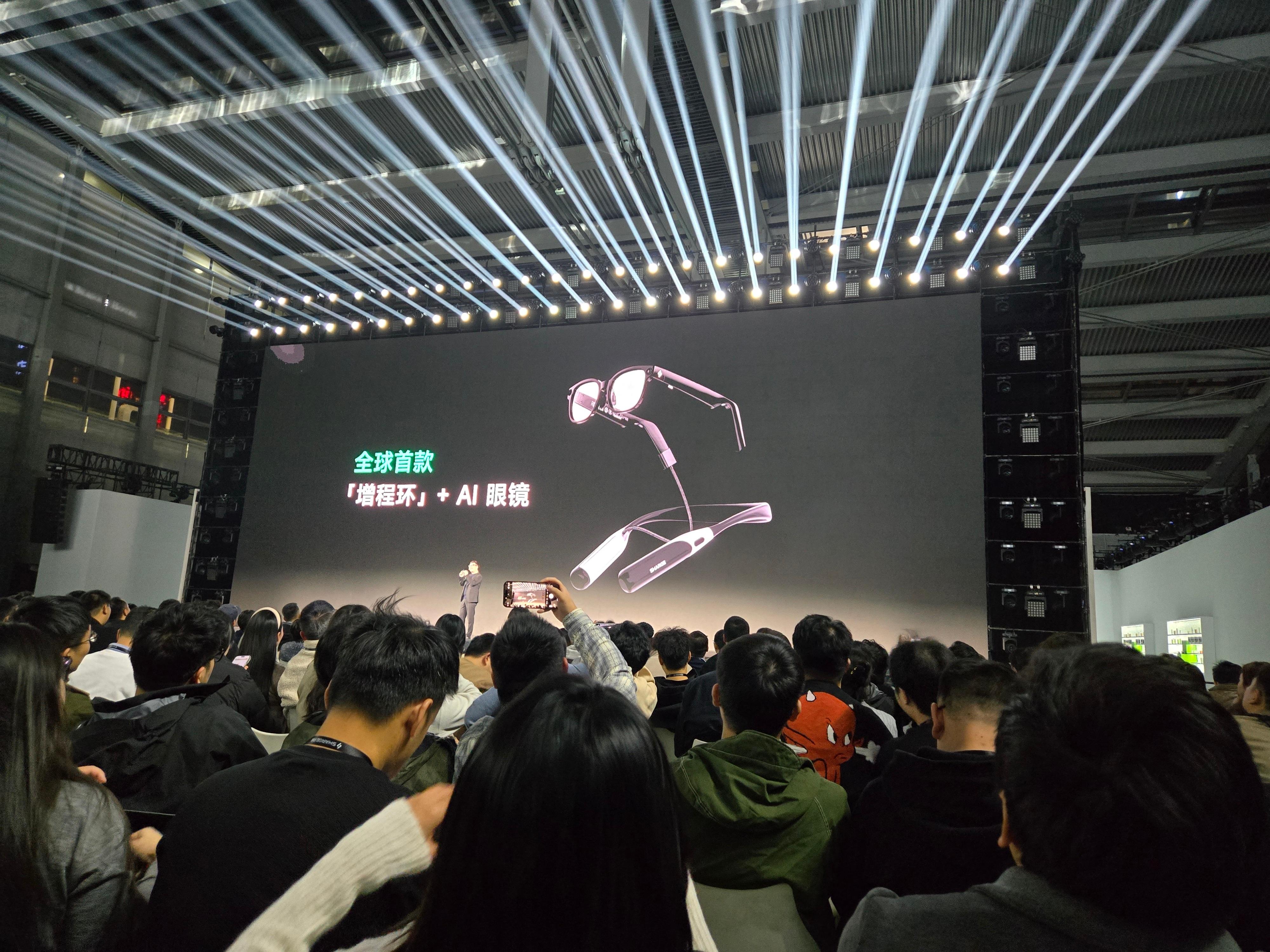 闪极AI拍拍镜发布会 增程车见过，增程眼镜第一次见[偷乐] 