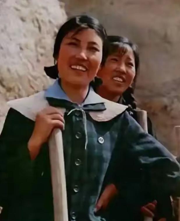 1964年的秋天，虎头山的梯田刚修完，郭凤莲从工地收工回来，脸晒得像块红砖，手掌