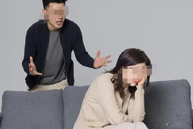 男子和同居女友吵架，盛怒之下说要杀了女友，随后一刀捅向了女友胸口，二人因此分手。