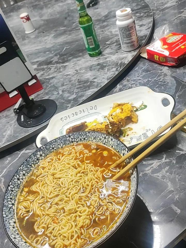吃碗久违的方便面，熬夜看世界杯!
不知道自己这把老骨头，还行不行？