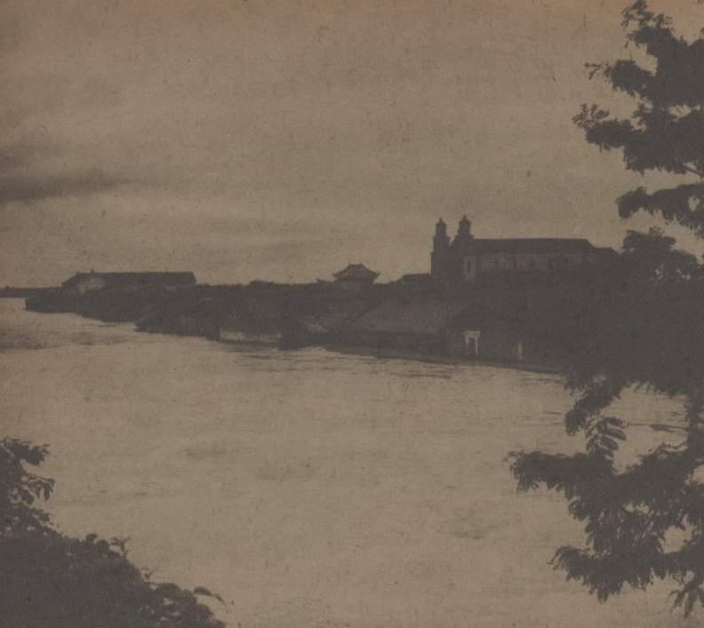 这张湖北荆州老照片摄于1935年，是荆州古城南门外被洪水淹沒的景象。