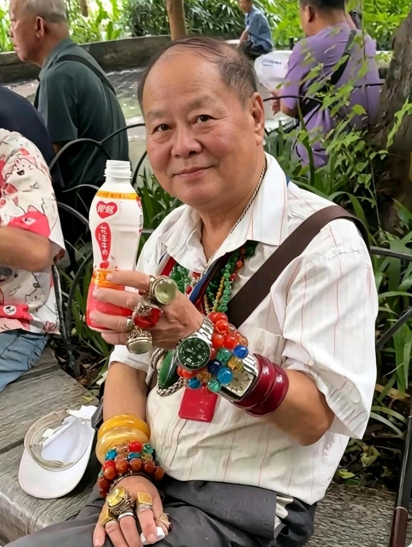 满身珠宝腕表的大爷，真的是在炫富吗？
 
公园里这一位大爷太吸睛，双手挂满手镯、