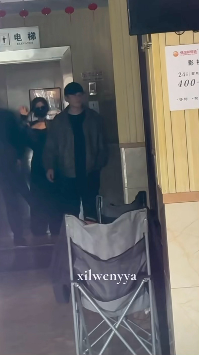 进了电梯还在挥手打招呼的宝宝 