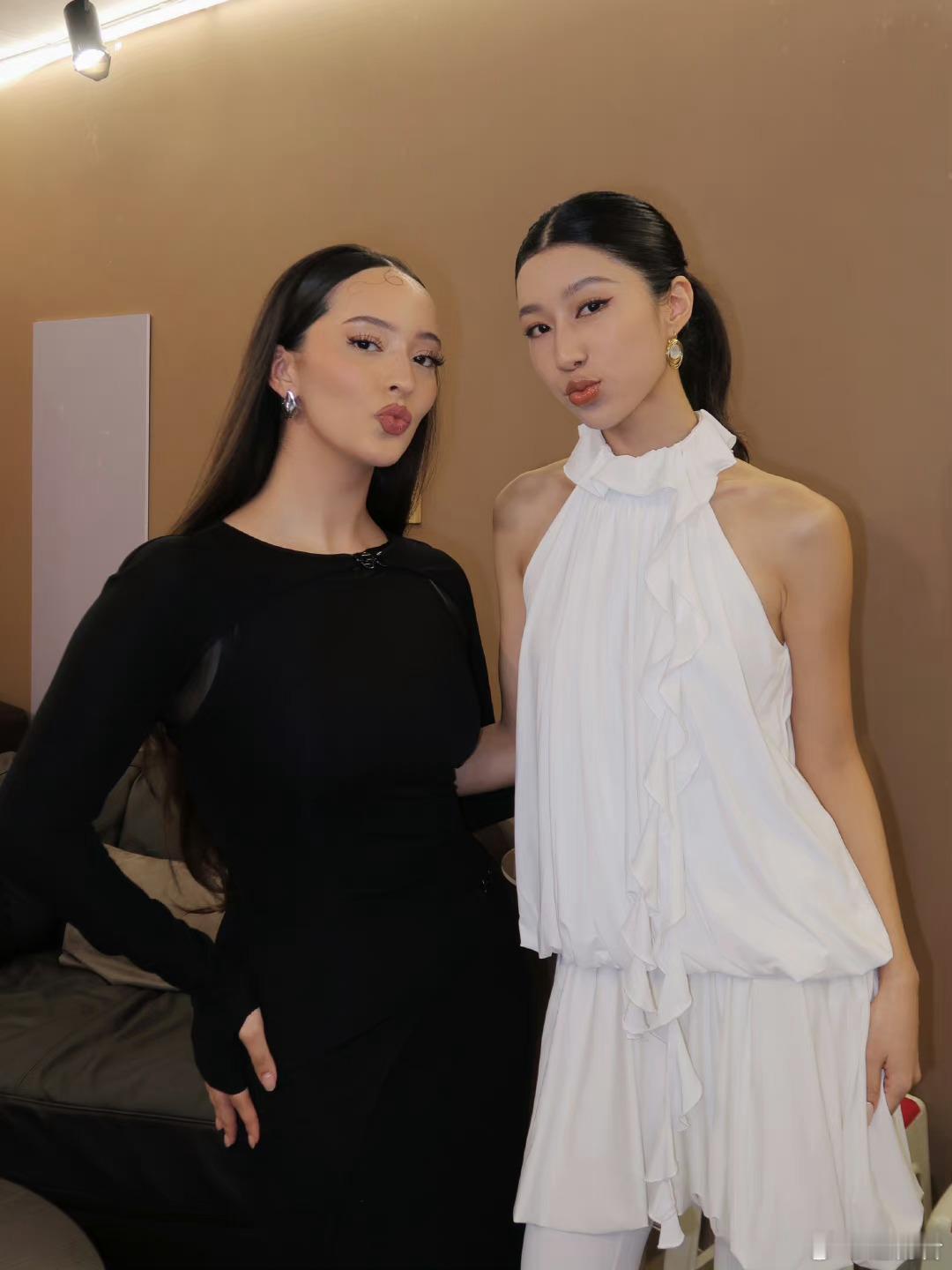 #凡希亚吴映香歌手后台合照#昨晚歌手后台的梦幻联动，凡希亚吴映香嘟嘴同框合照，两