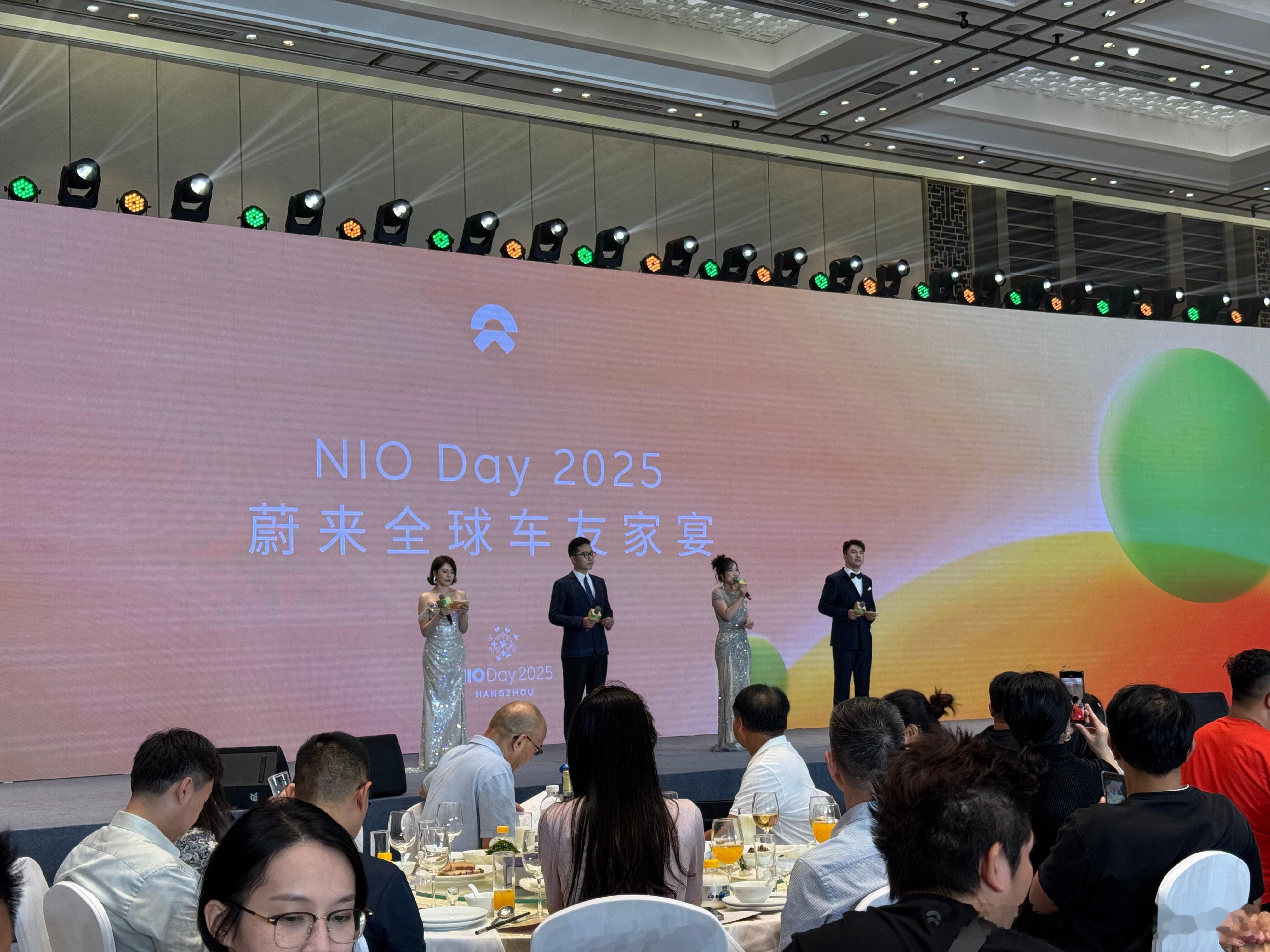 NIO Day家宴，斌哥展示完才艺就去准备打富裕的仗了，我们总算吃上杭州名菜西湖