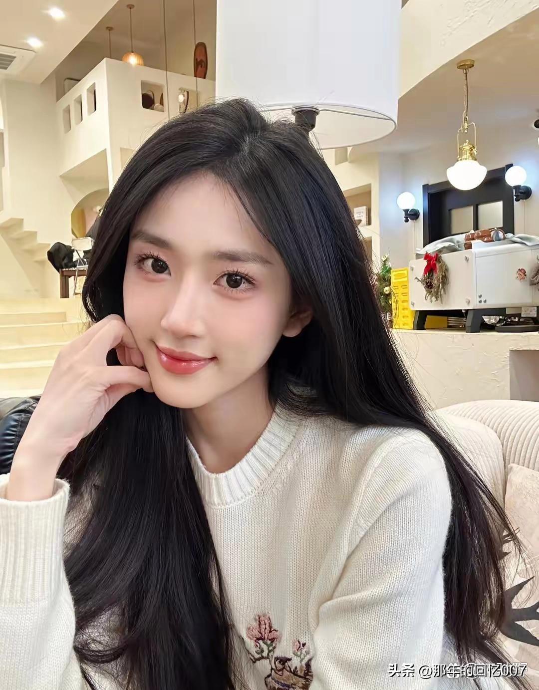 现在的姑娘们可太爱自拍了，就像在店里看到的这位，自拍时那温柔模样，简直能把人的心