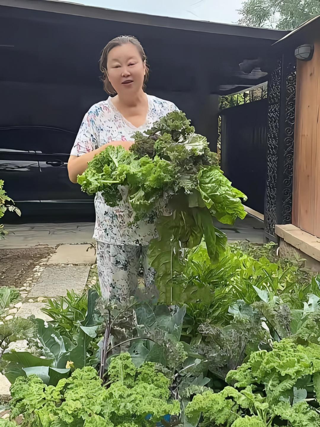 71岁的老戏骨方青卓近况曝光！
       她生活在北京的别墅里，穿着居家服，