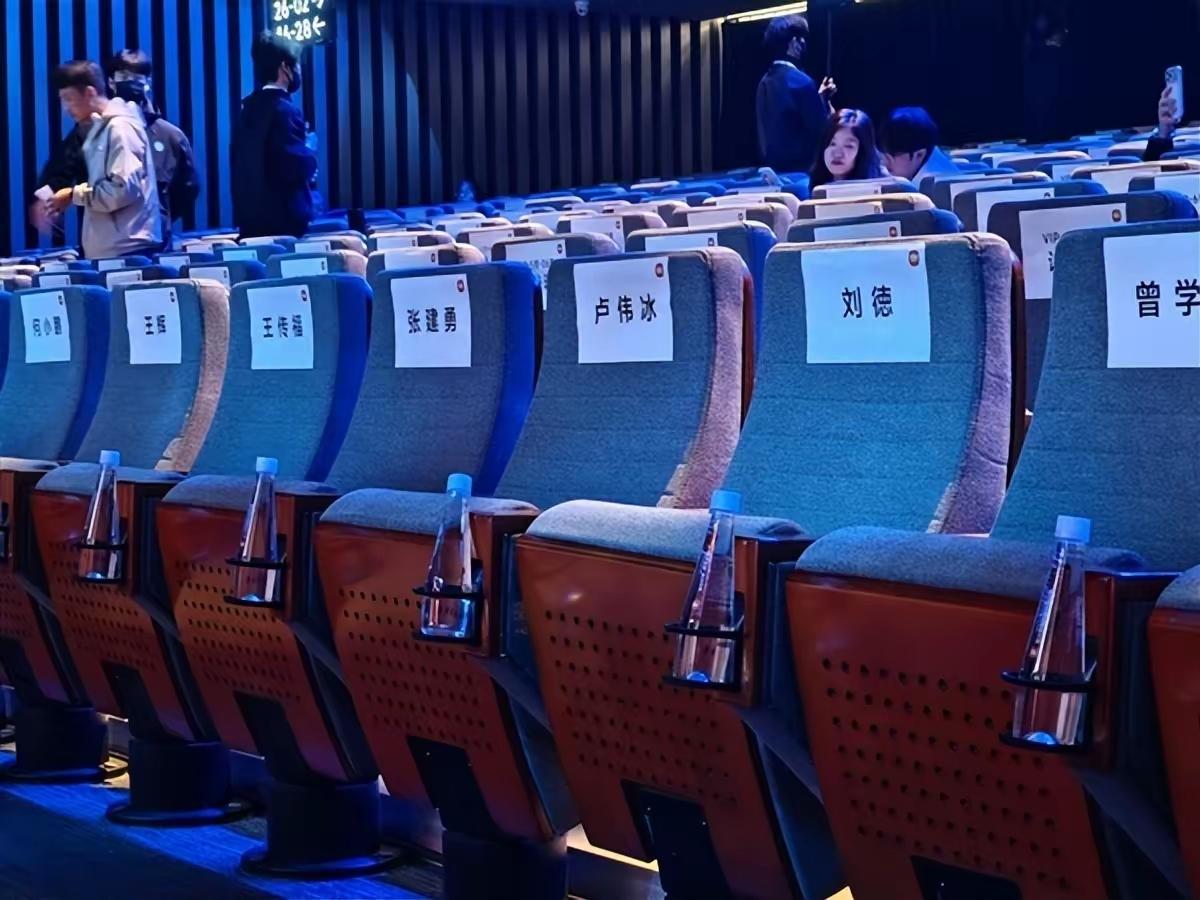 新一代小米SU7发布会盛大启幕，现场大咖云集、星光熠熠，堪称汽车行业顶级盛会，引