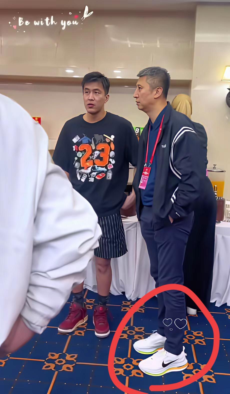 中国男篮主教练穿的鞋子是什么牌子的？