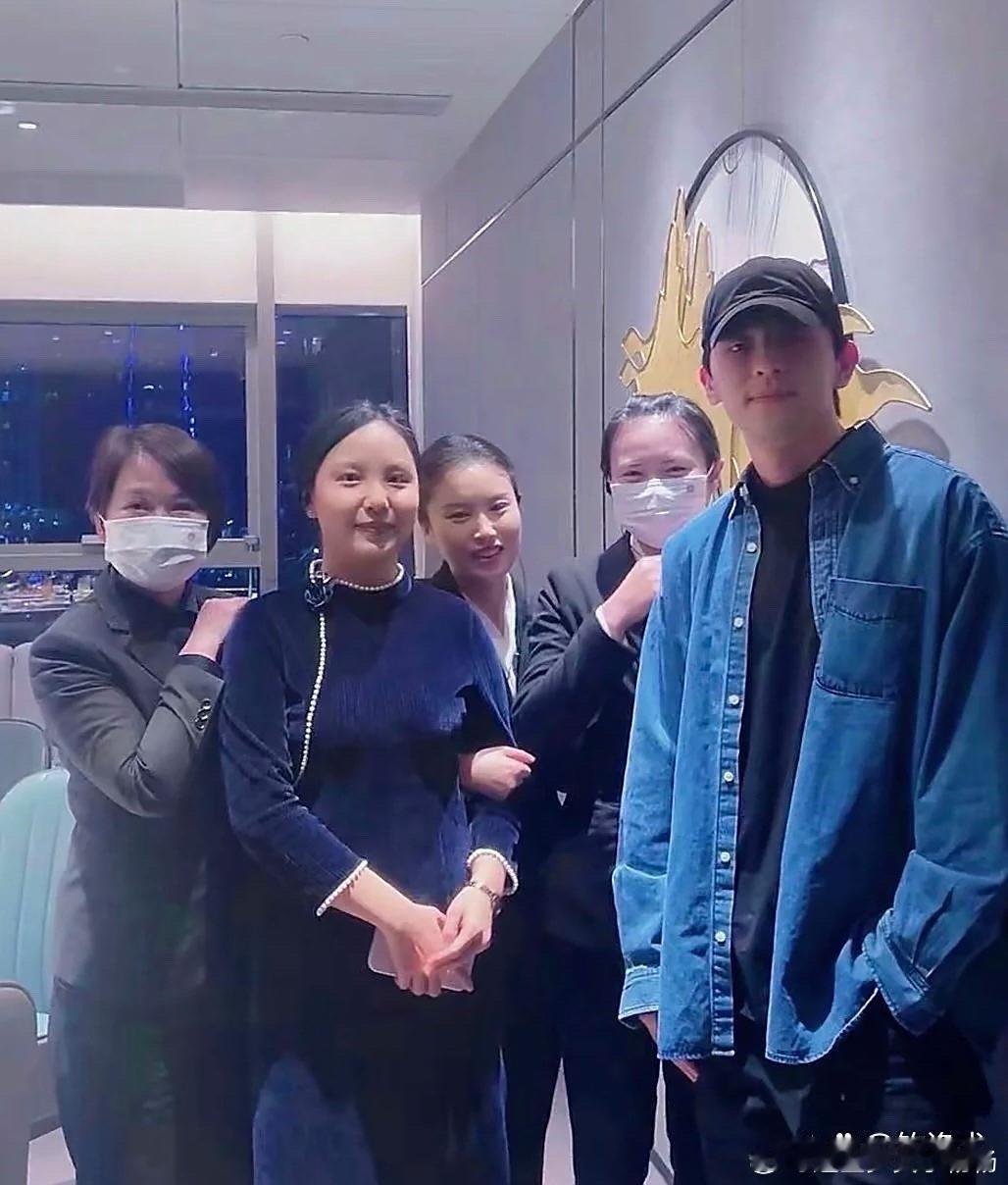 邓伦跟朋友去酒楼吃饭，瞅着状态还不错，就是眼睛周围有点泛红，估计是喝高了！ ​​