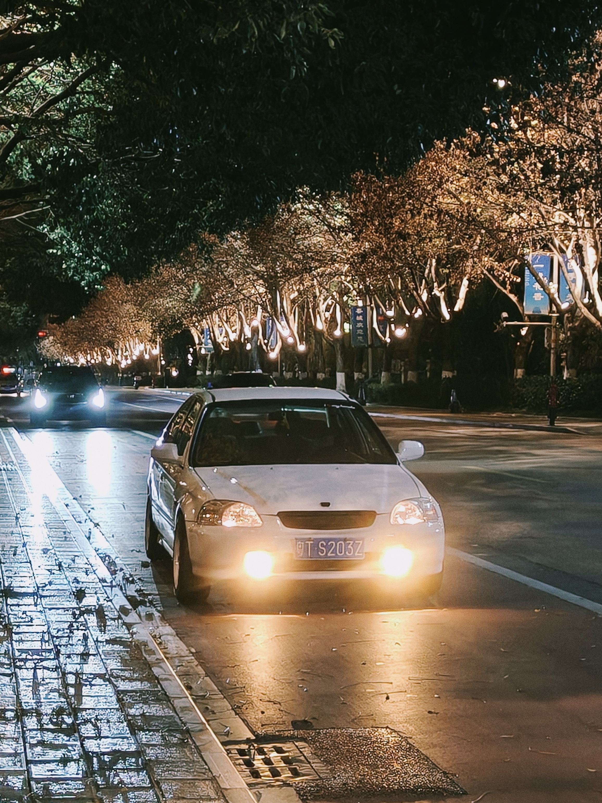 加了100块98号汽油(实付93块)油表指针就到中线了，又可以开至少一个月，快乐
