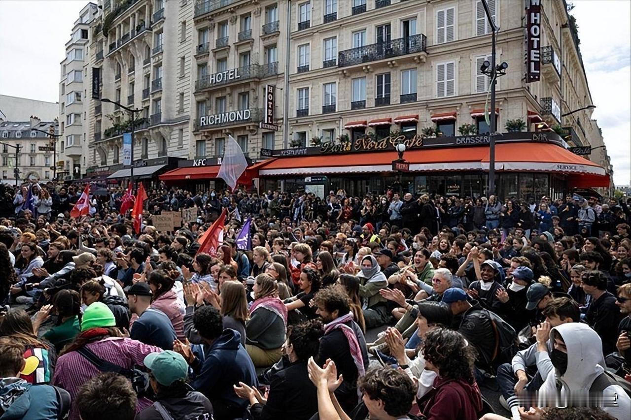 德国垮了，法国崩了，福利空了，整个欧洲瑟瑟发抖。德国是自己作的，放着俄罗斯低价油