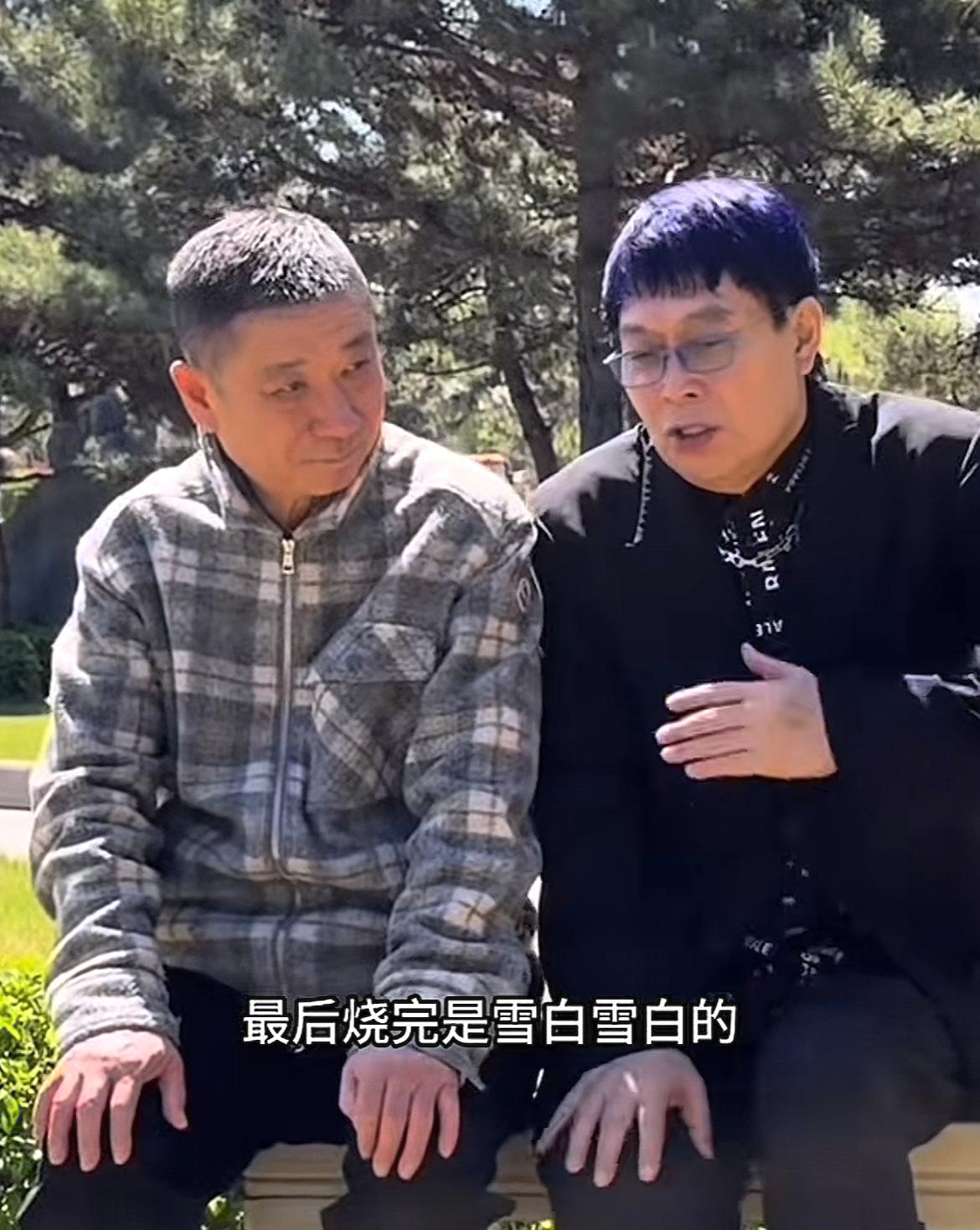 王为念染一头紫发，带着鲜花祭拜亡母，并透露：母亲去世火化的骨灰是全白色的。
王为