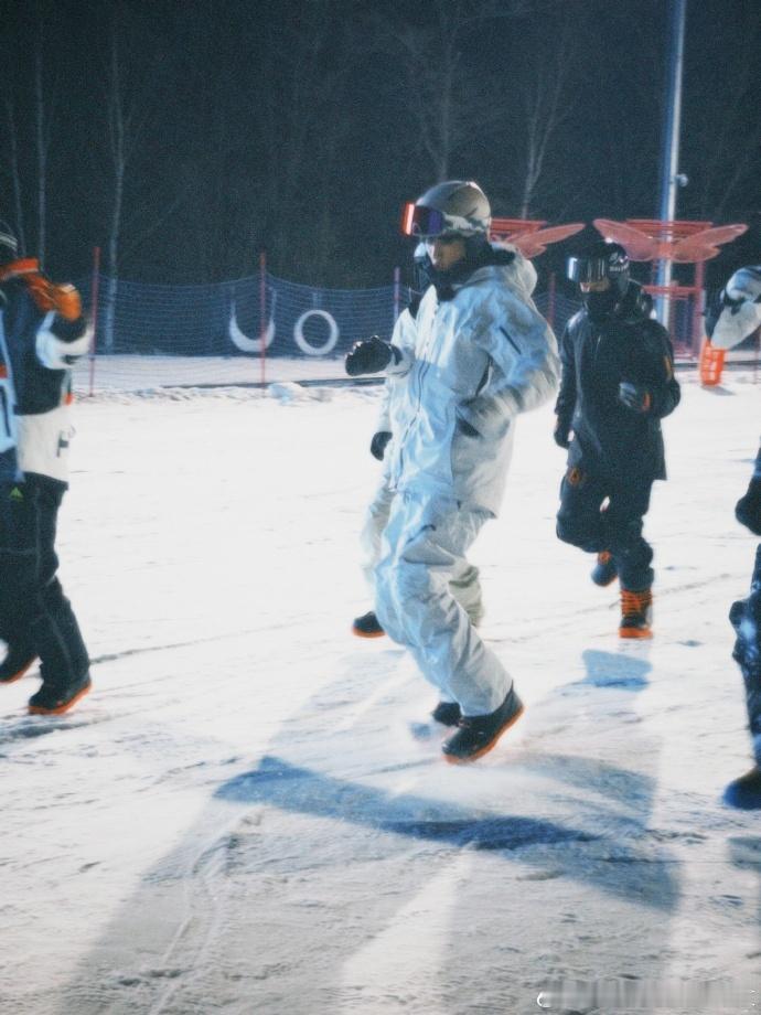 刘耀文哈尔滨滑雪也要45度站姿刘耀文哈尔滨滑雪神图冰雪中的帅气定格，刘耀文滑雪不