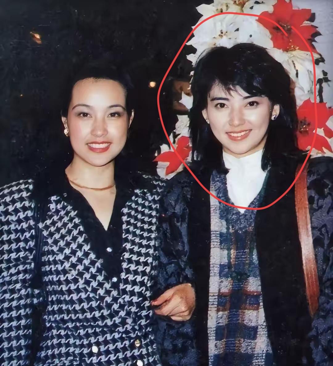 两位美女手挽手合影，笑容灿烂。30来岁吧，那时候真年轻，风华正茂[玫瑰]右边这位